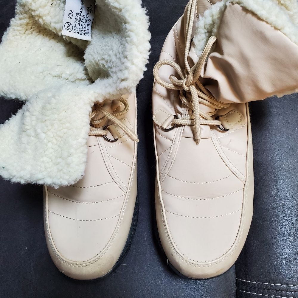 Totes brand cream colored snowboots size 9